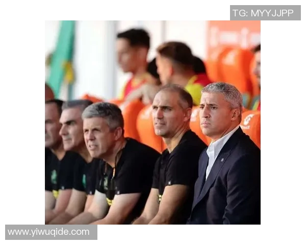 足球明星与女友浪漫航行在海上共享甜蜜时光的故事